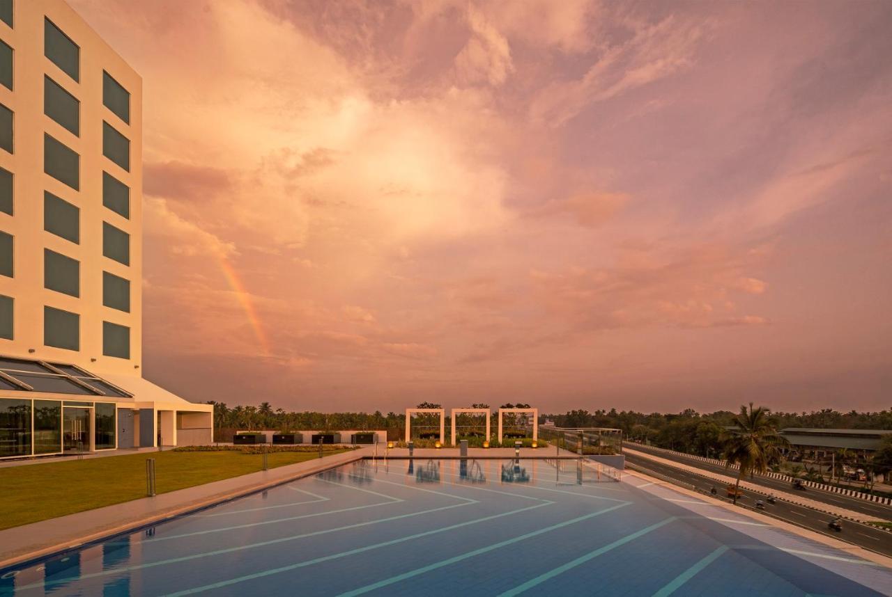 O By Tamara, Trivandrum Thiruvananthapuram Exterior foto The pool at the Infosys Mysuru campus